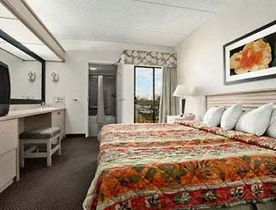 Hotel Baymont By Wyndham Tampa Near Busch Gardens