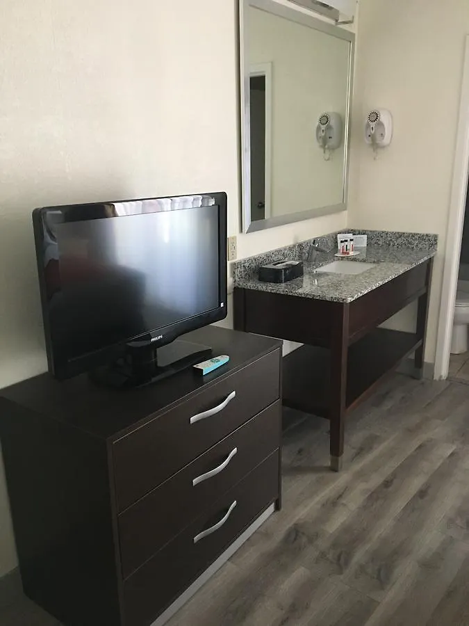 Hotel Baymont By Wyndham Tampa Near Busch Gardens
