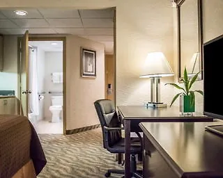 Hotel Baymont By Wyndham Tampa Near Busch Gardens