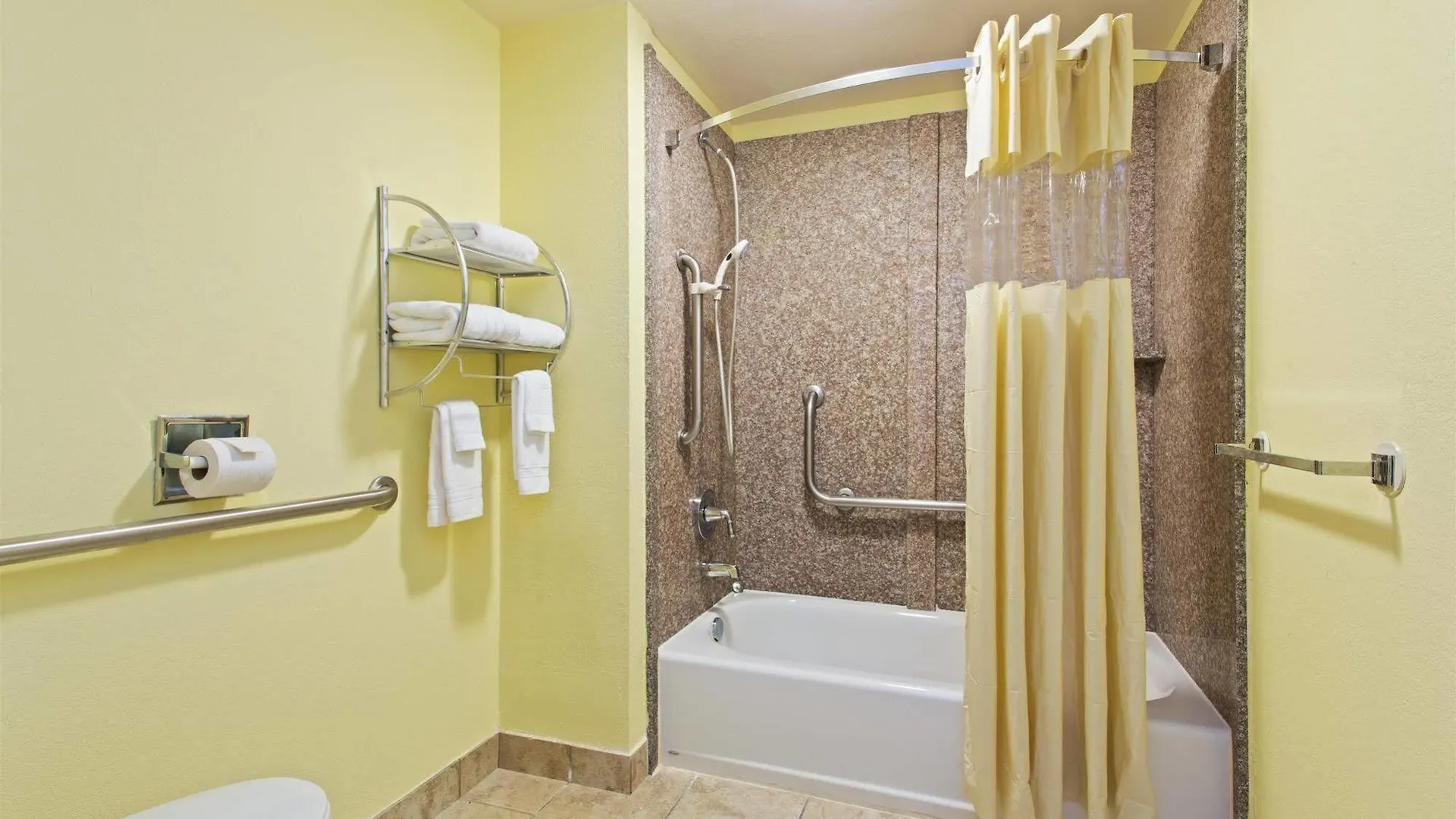 Hotel Baymont By Wyndham Tampa Near Busch Gardens