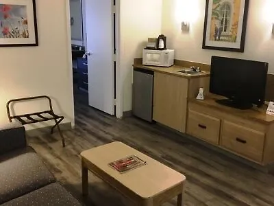 Hotel Baymont By Wyndham Tampa Near Busch Gardens