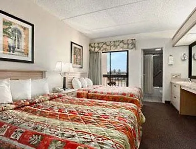 Baymont By Wyndham Tampa Near Busch Gardens Hotel 2*,